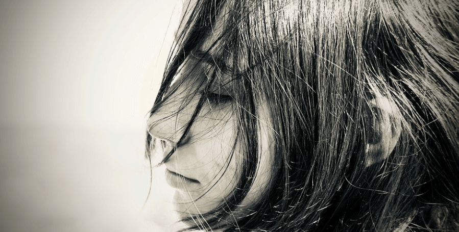 아름다운 여성의 옆 모습