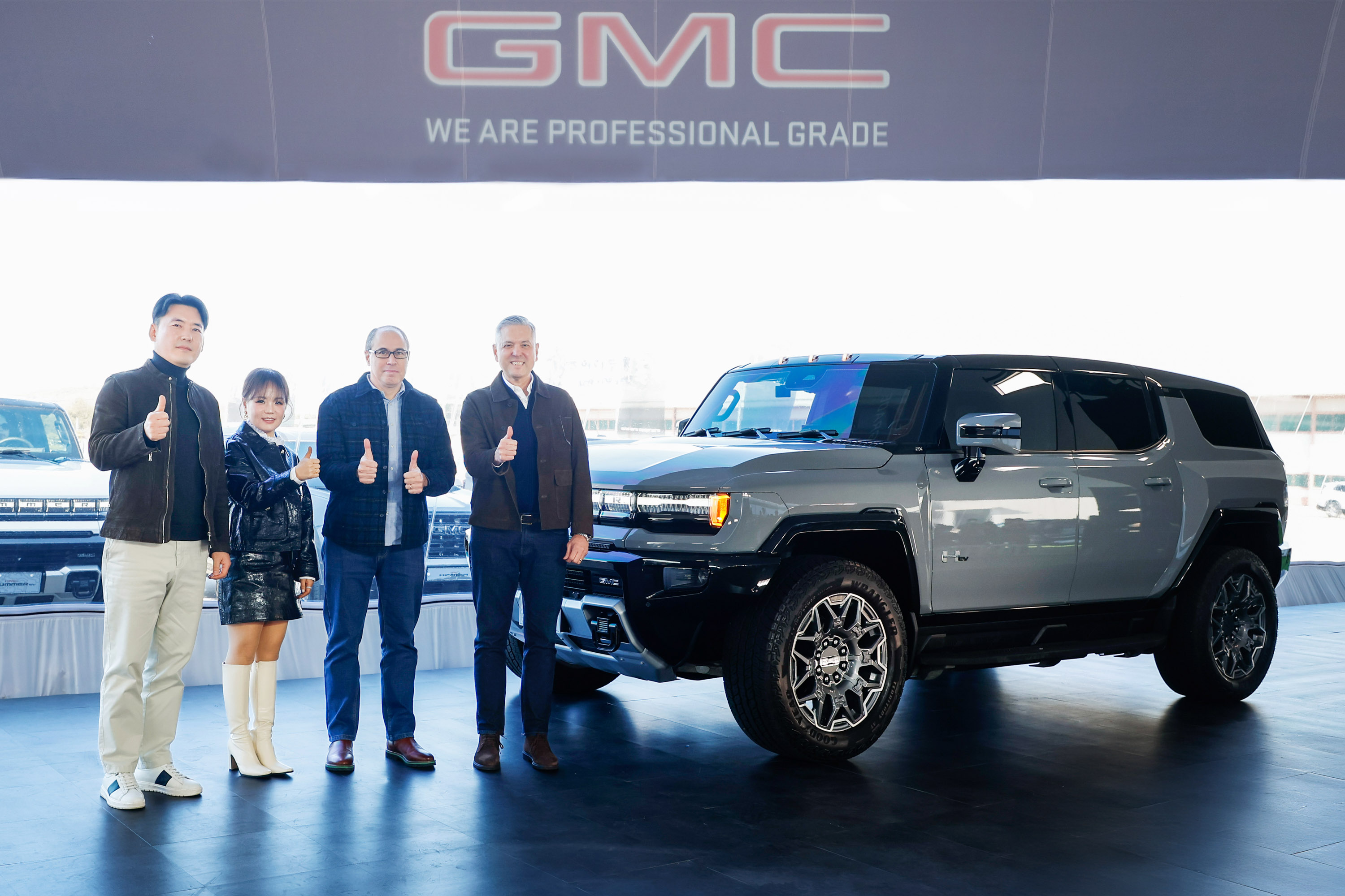 허머와 기념촬영하고 있는 캐딜락 임원진 사진