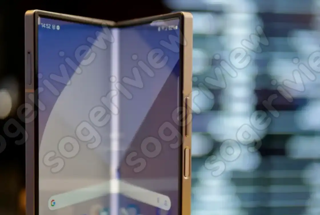 부분적으로 열린 삼성 갤럭시 Z 폴드 6