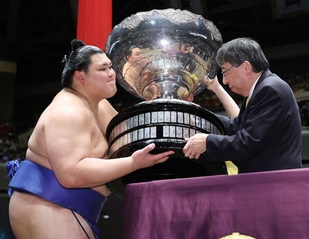 우승 트로피를 받는 오오노사토