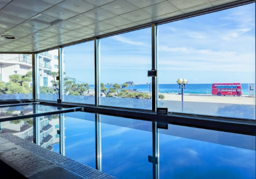 속초 힐링 여행 켄싱턴리조트 설악비치 사우나 탕에서 보이는 창문뷰