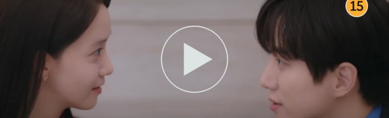 킹호텔에서 정장을 입은 구원과 사원복을 입은 천사랑이 가까이 서로 마주보고 있는 킹더랜드 7회 장면