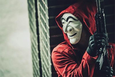 https___kr.hypebeast.com_files_2022_05_netflix-money-heist-korea-joint-economic-area-still-added-04.jpg