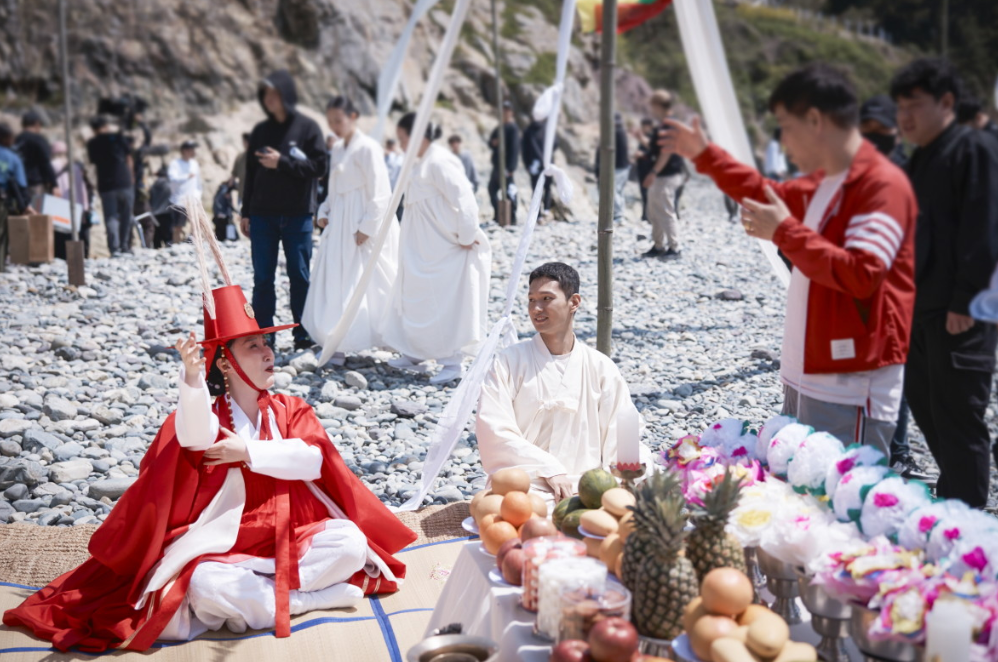 퇴마 굿을 준비하는 효원보살과 애동