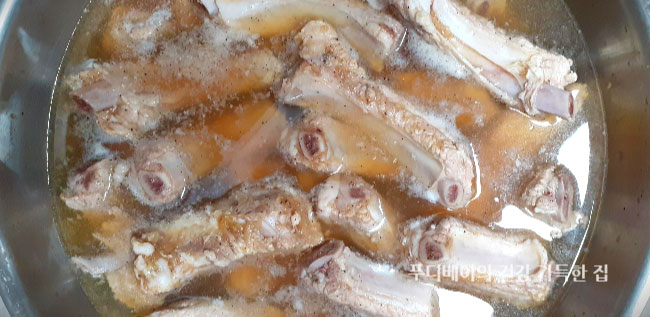 밑간-된-고기에-자작하게-물을-넣고-1차-끓임