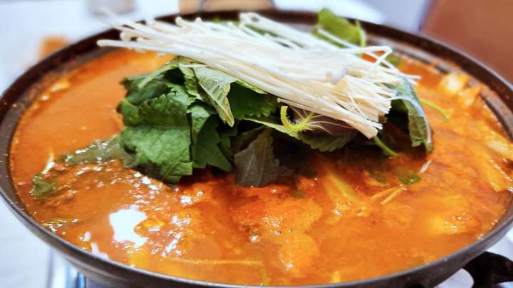 진심 가득 건강 담은 맛 철원 한탄강 주상절리 맛집 추천 생방송투데이 청정지역 상류에서 갓잡은 자연산 잡고기로 끓이는 매운탕 메기매운탕 어탕국수 도리뱅뱅 오늘방송 보고 먹고 즐기고 쓰리고