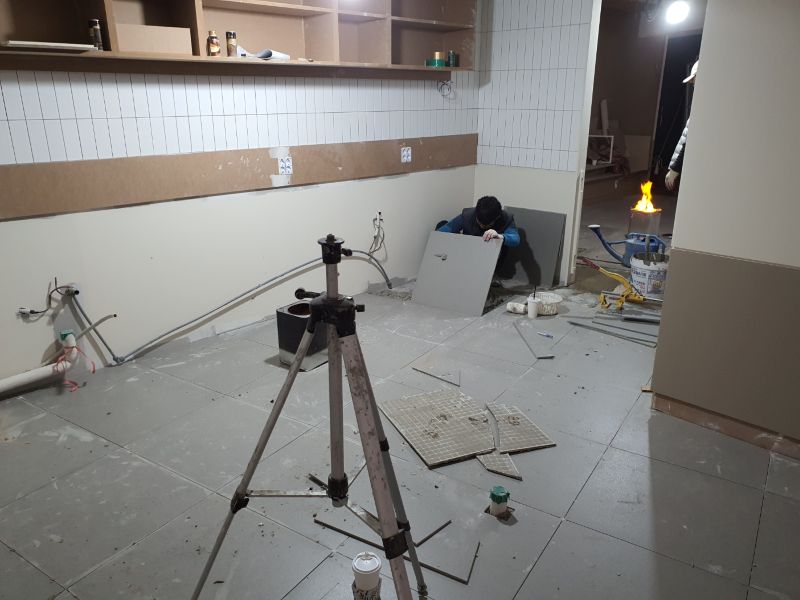 카페 인테리어 공사 현장에서 노출된 천장 전선 뭉치와 바닥 배관 작업이 진행 중인 내부 모습. 주거 공간인 셰어하우스 스타일링과 달리 카페는 전기, 수도 설비가 핵심임을 시각적으로 증명함.