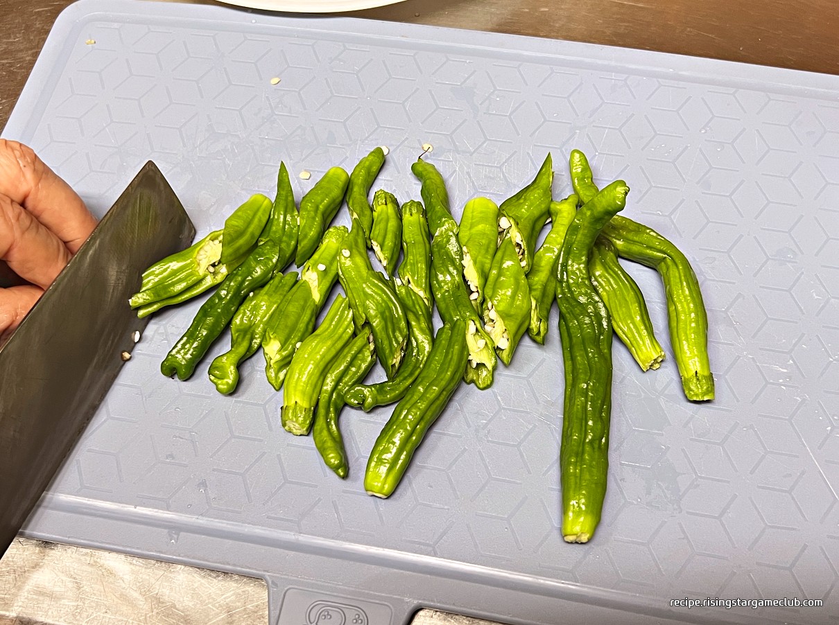 꽈리고추 어묵(오뎅)볶음에 들어갈 꽈리고추 손질