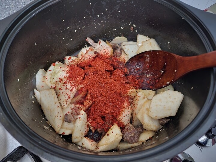 냄비에 담긴 무와 쇠고기와 고춧가루