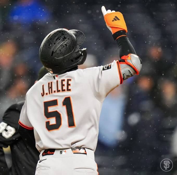 이정후, 양키 스타디움서 시즌 1호 홈런… ‘꿈의 구장’ 삼킨 괴물 타자