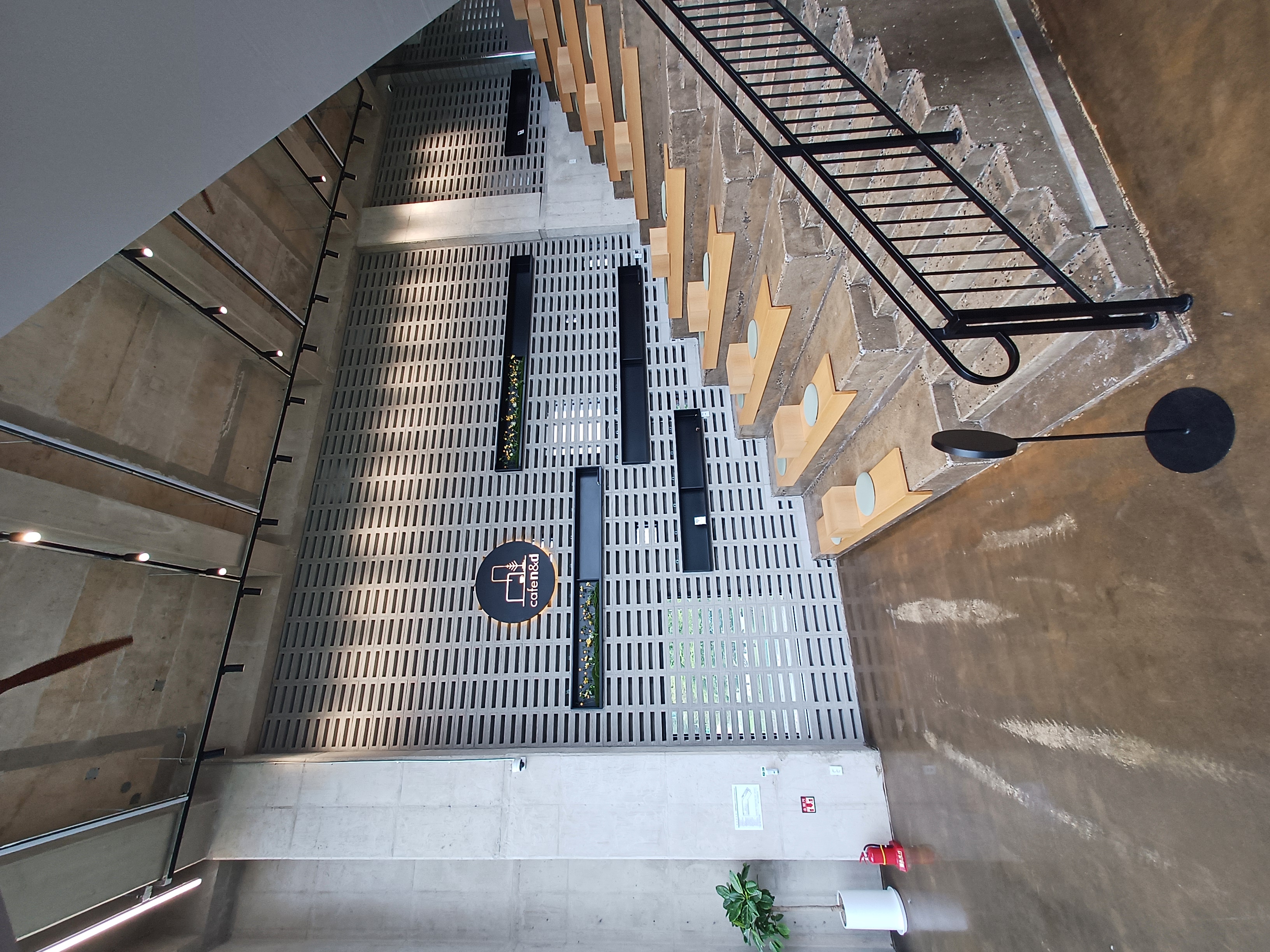 카페 N&amp;D 메인 계단식 테이블