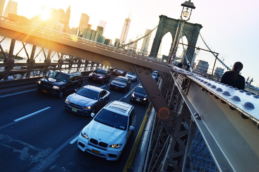 다리 위 자동차
