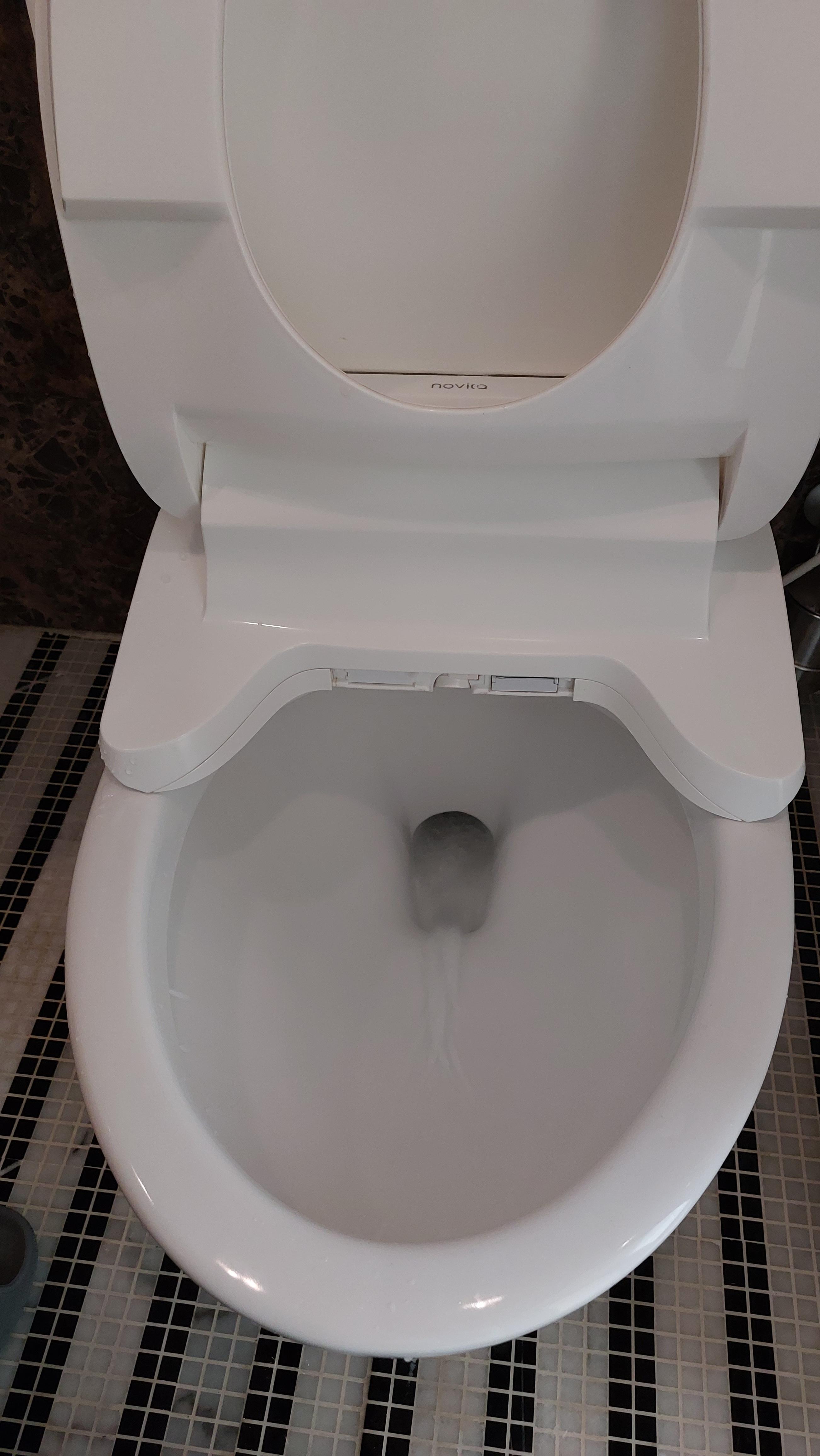 아무래도 사용한지 4년 정도 사용을 해서 플라스틱이 삭아서 그런 것 같네요