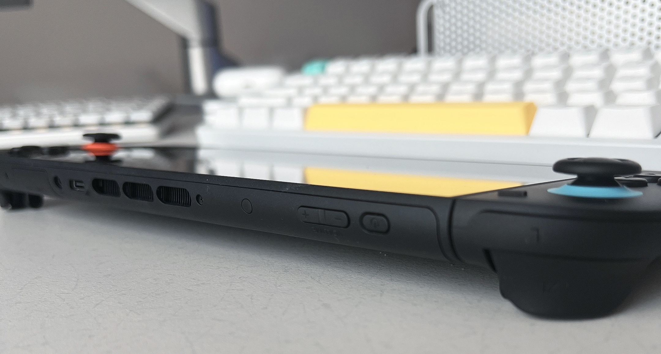 본체 상단 전원 및 볼륨 버튼부 사진