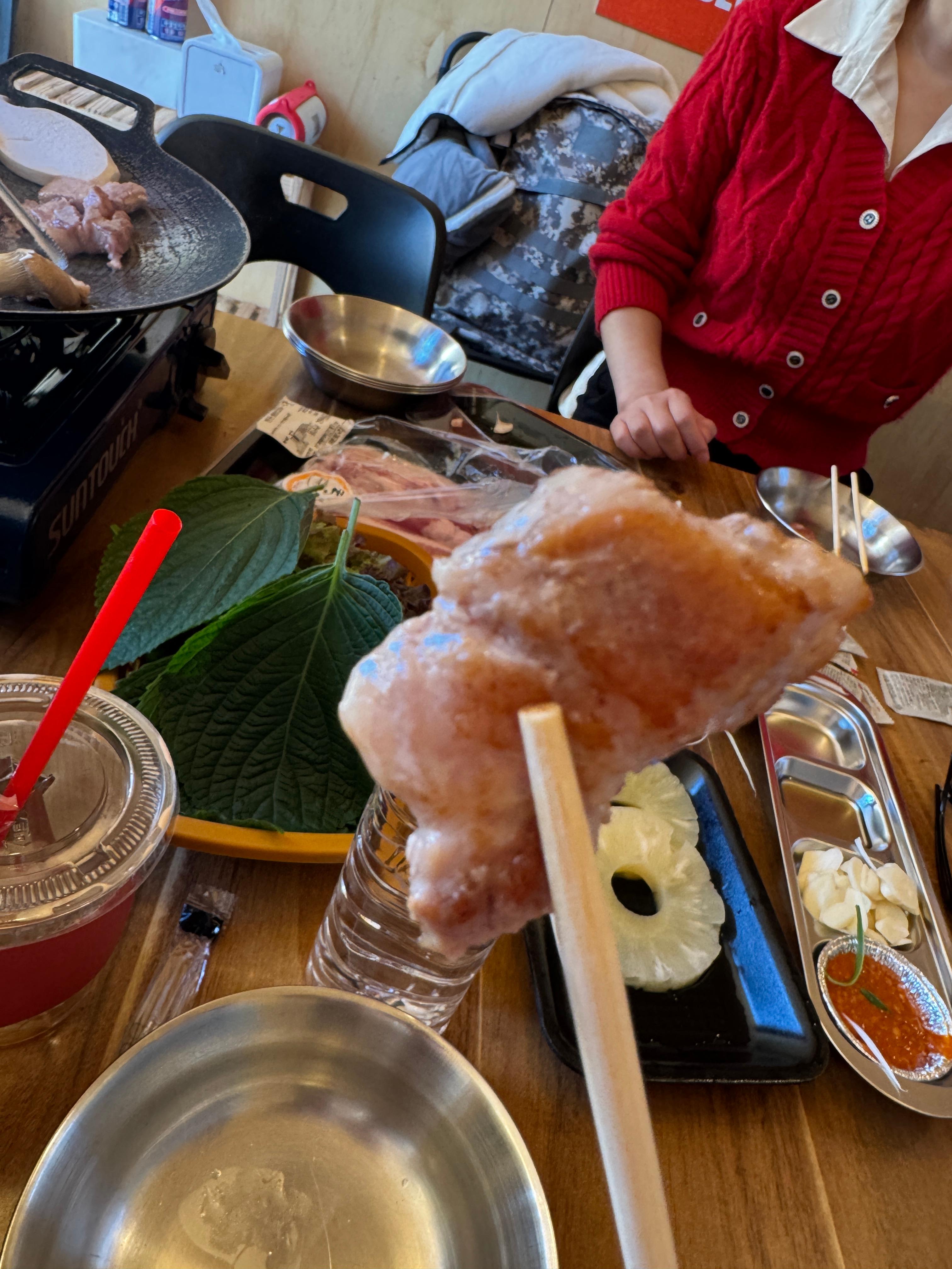 바베큐팩토리 감북점에서 구운 한돈 목살 클로즈업&amp;#44; 숯불 전 불판에서 먼저 익힌 고기 단면 