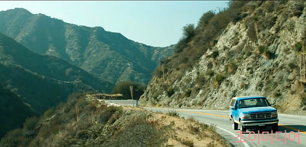 영화제목이 커브인 이유, 커브길을 달리는 맬러리와 케빈