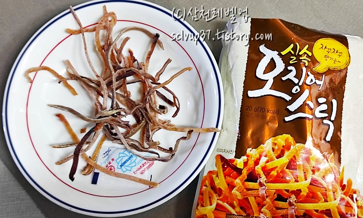 접시에 담긴 실속 오징어 스틱