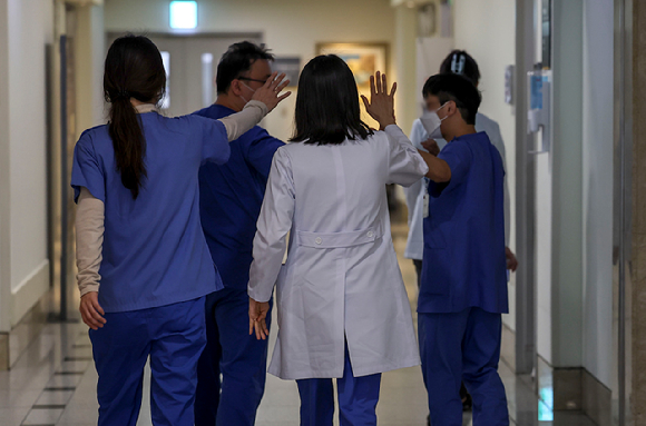 의대 정원 증원 등 문제로 전공의 집단 이탈이 9주 차에 접어둔 가운데, 정부와 의료계의 갈등은 여전히 답보상태다. 전공의 의료현장 이탈이 장기화되는 가운데 지난달 14일 서울시내 대학병원에서 의료진이 이동하고 있다. 본 기사와 무관한 이미지. [사진=뉴시스]