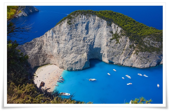 해변의 모래사장과 해변을 둘러싸고 있는 크고 웅장한 절벽은 하얀색이고, 바닷물은 맑으면서 푸른색으로 대비되어 아주 환상적인 풍경의 나바지오 해변