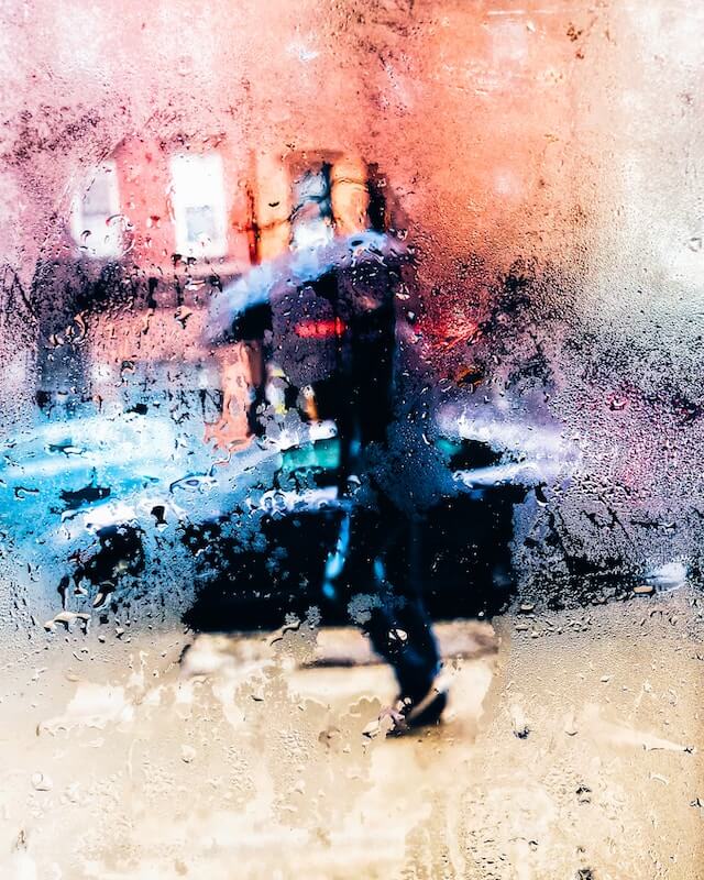 비오는-거리를-걷는-사람과-차량들