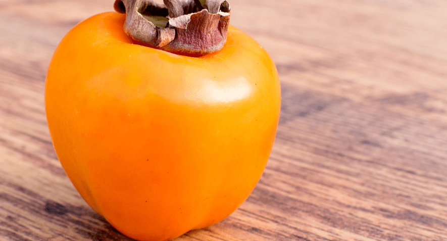 감 한개가 놓여 있다