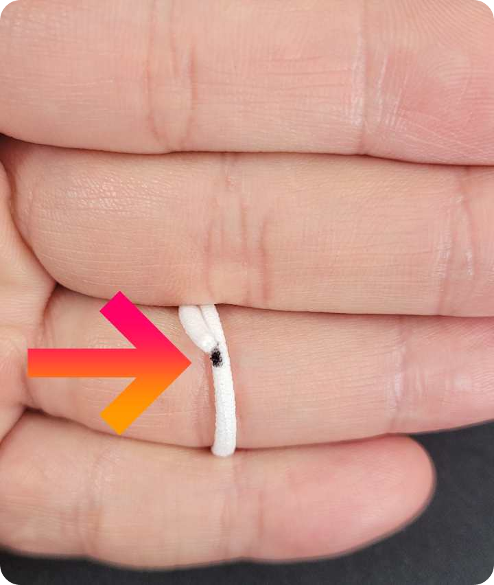 손가락에 감겨진 실이 겹쳐지는 부위를 펜으로 체크하는 사진