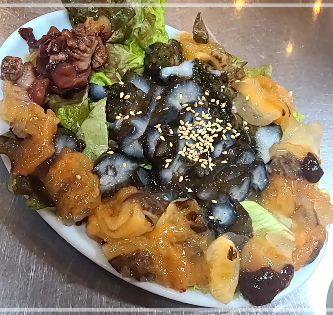 흰접시에 담긴 해삼과 멍게