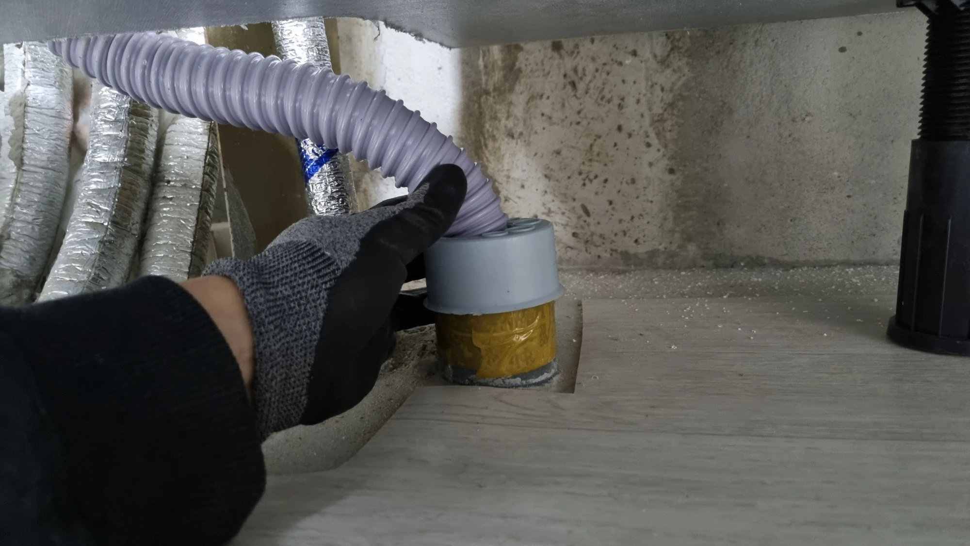 배수구 호스 연결하는 모습