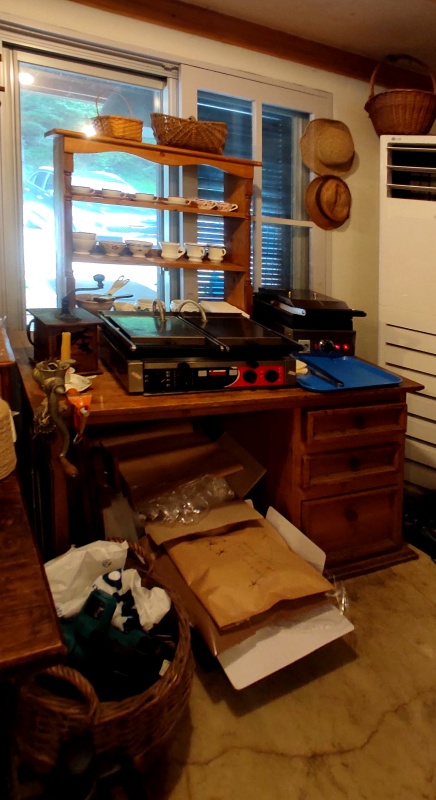 커피 작업공간과 예쁜 찻잔들