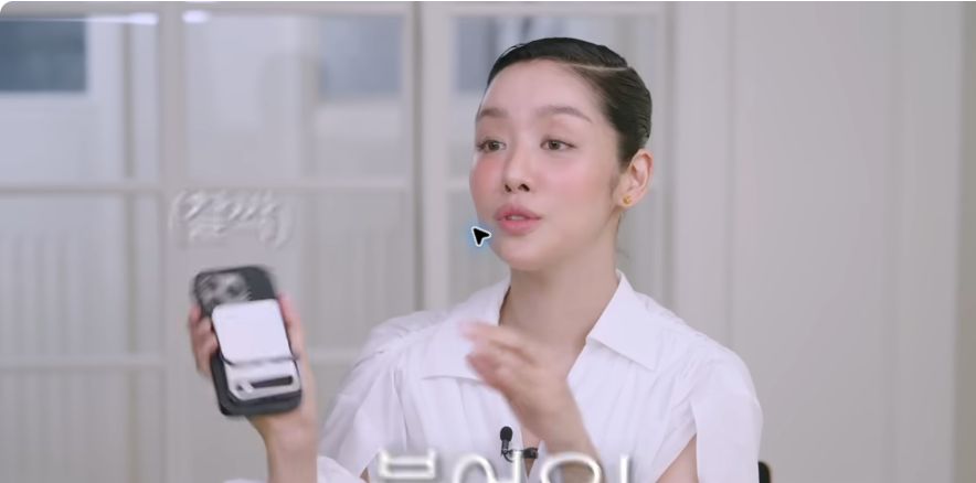 Cha Joo-young demonstrating a magnetic power bank attached to the back of her phone