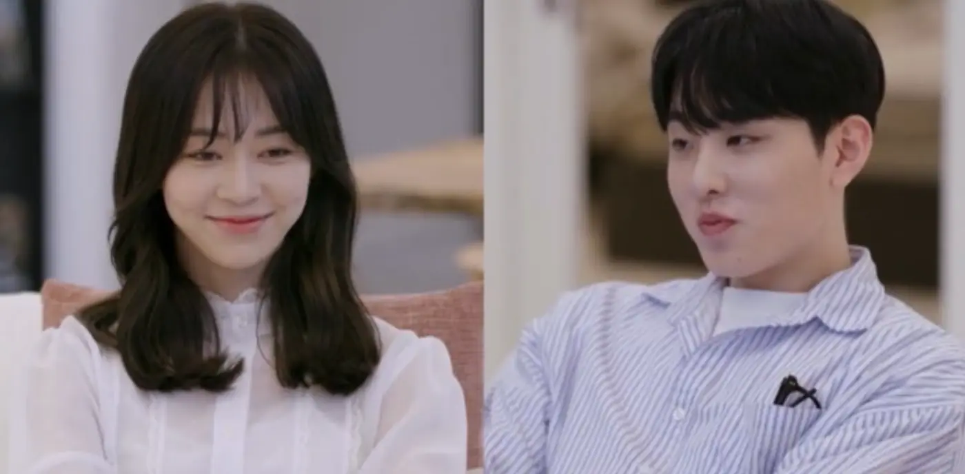 좌측 흰블라우스 긴 웨이브머리를 한채 미소지으며 바닥을 바라보고 있는 여자출연자 우측 파란 줄무늬 셔츠를 입고 바닥을 바라보면 미소짓는 남자