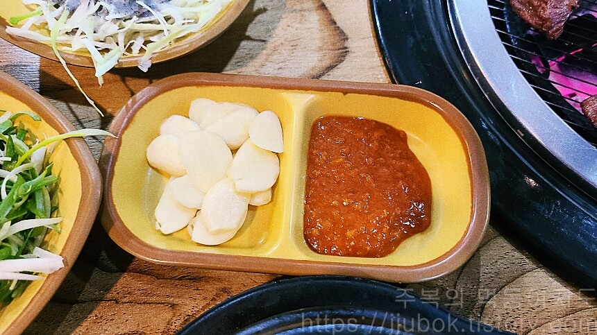 하누리-밑반찬-마늘-쌈장