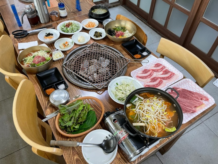 이맛에 살지 아버지가 키운 소 아들이 파는 고깃집 다양하게 즐기는 1등급 한우 곰탕, 육회 비빔밥 숯불 구이 가평 설악 맛집 추천