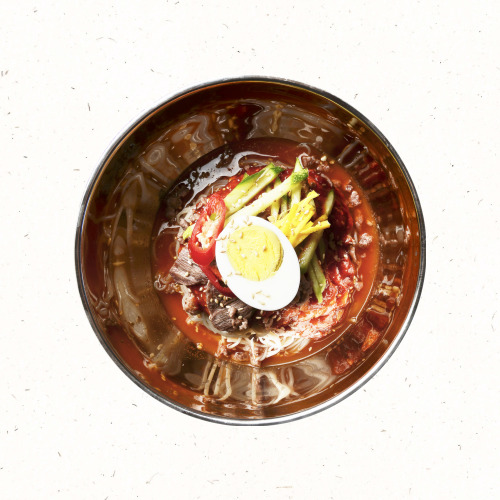비빔냉면에 오이&amp;#44; 배&amp;#44; 삶은 달걀이 올려진 모습