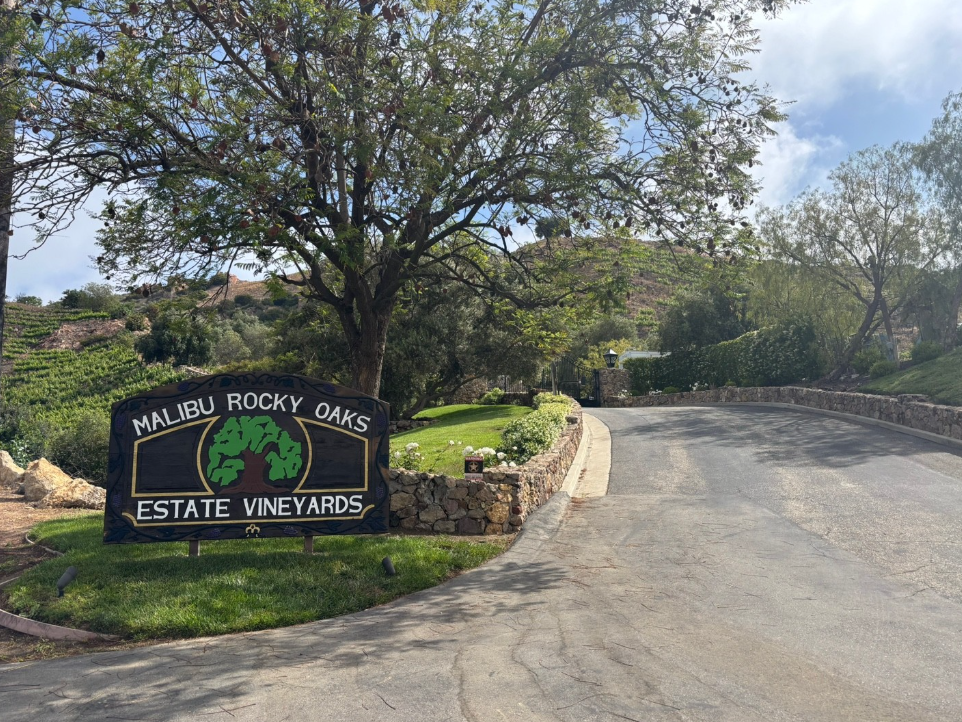 Malibu Rocky Oaks 와인너리 사인이 보이는 이미지
