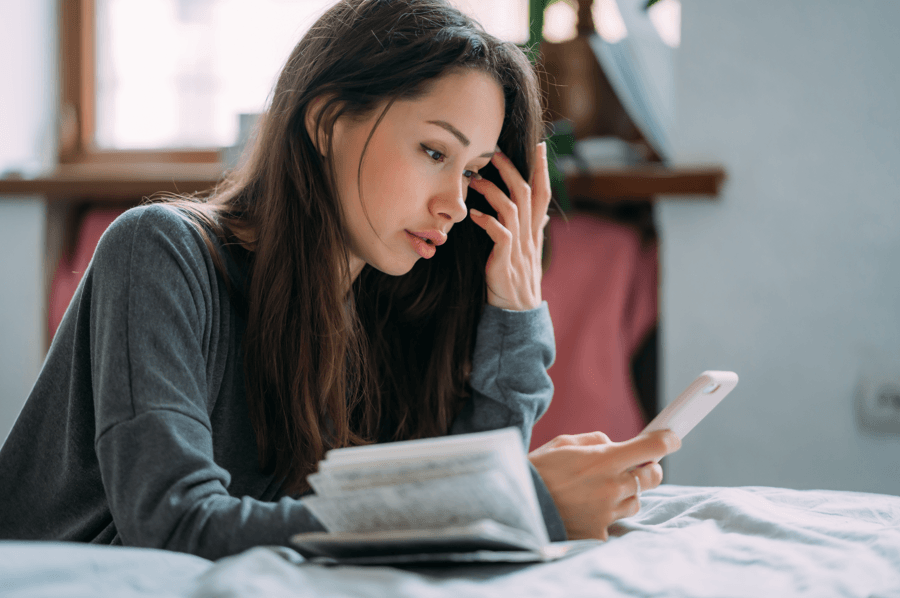 불안으로 인해 스마트폰을 보며 감정 소비를 고민하는 모습