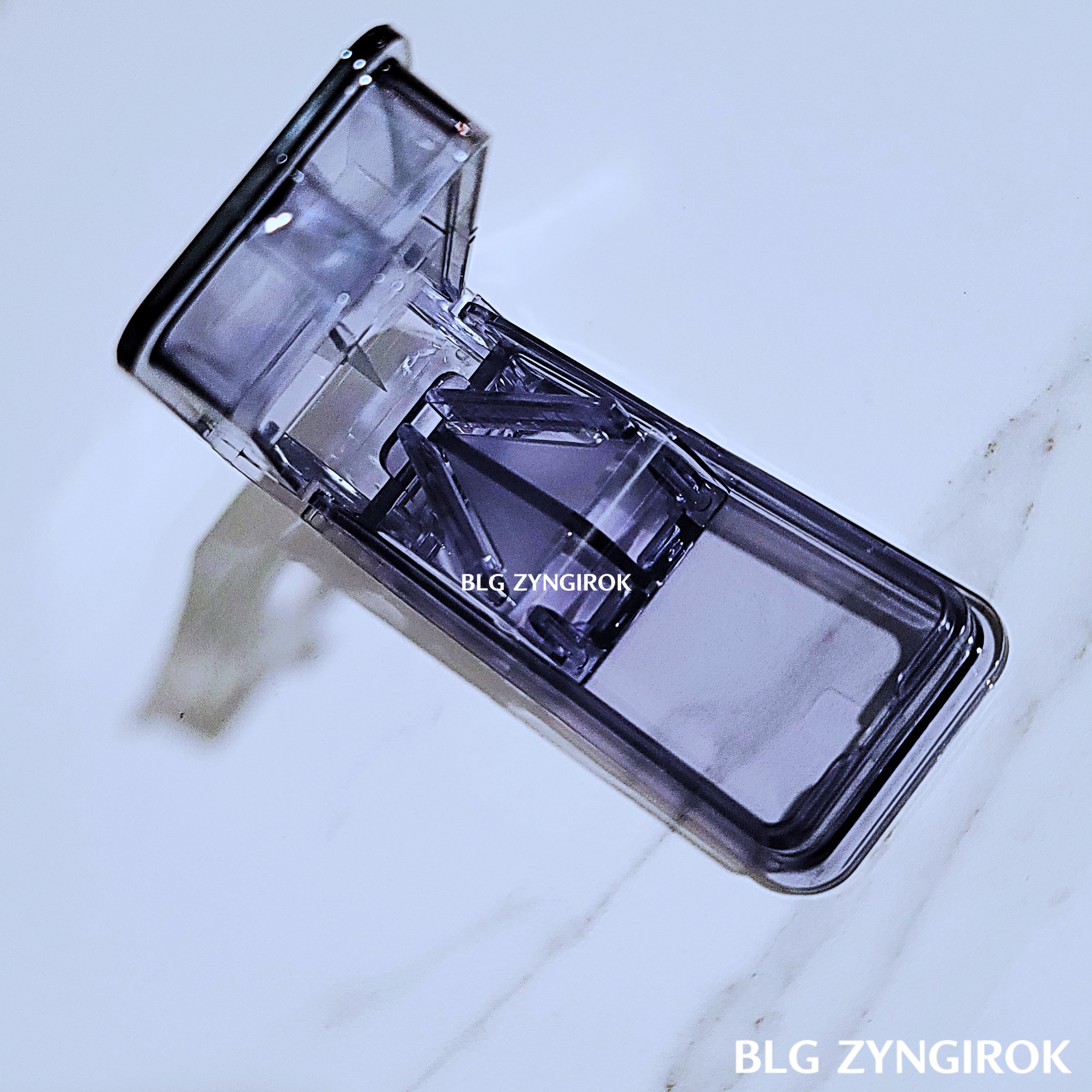 약깨기 뚜껑을 연 모습이다.