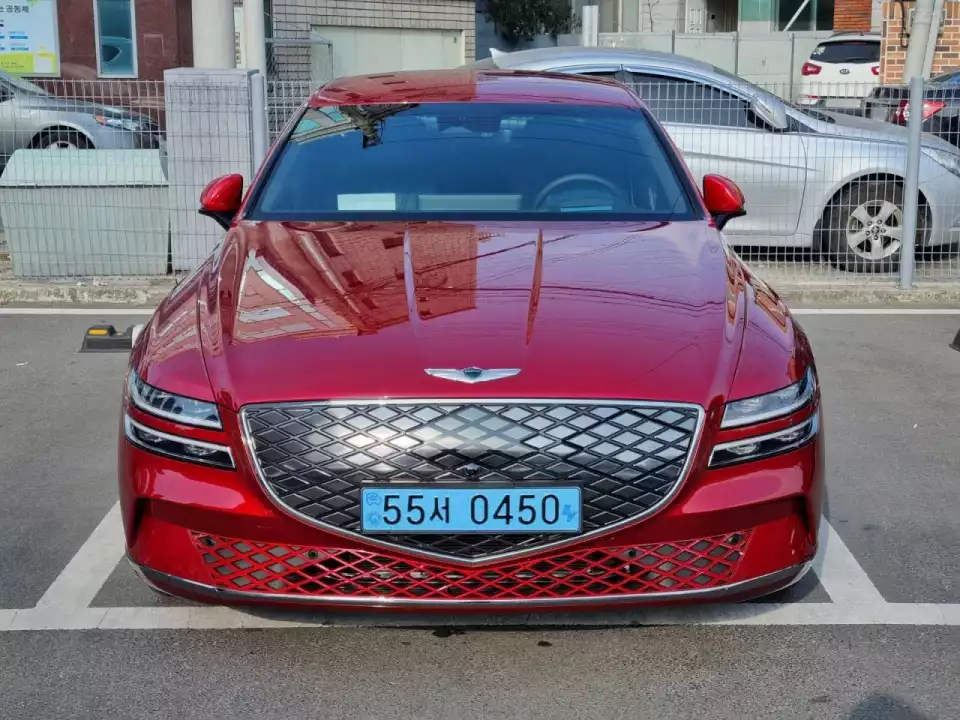 제네시스 G80 전기차 앞모습입니다.