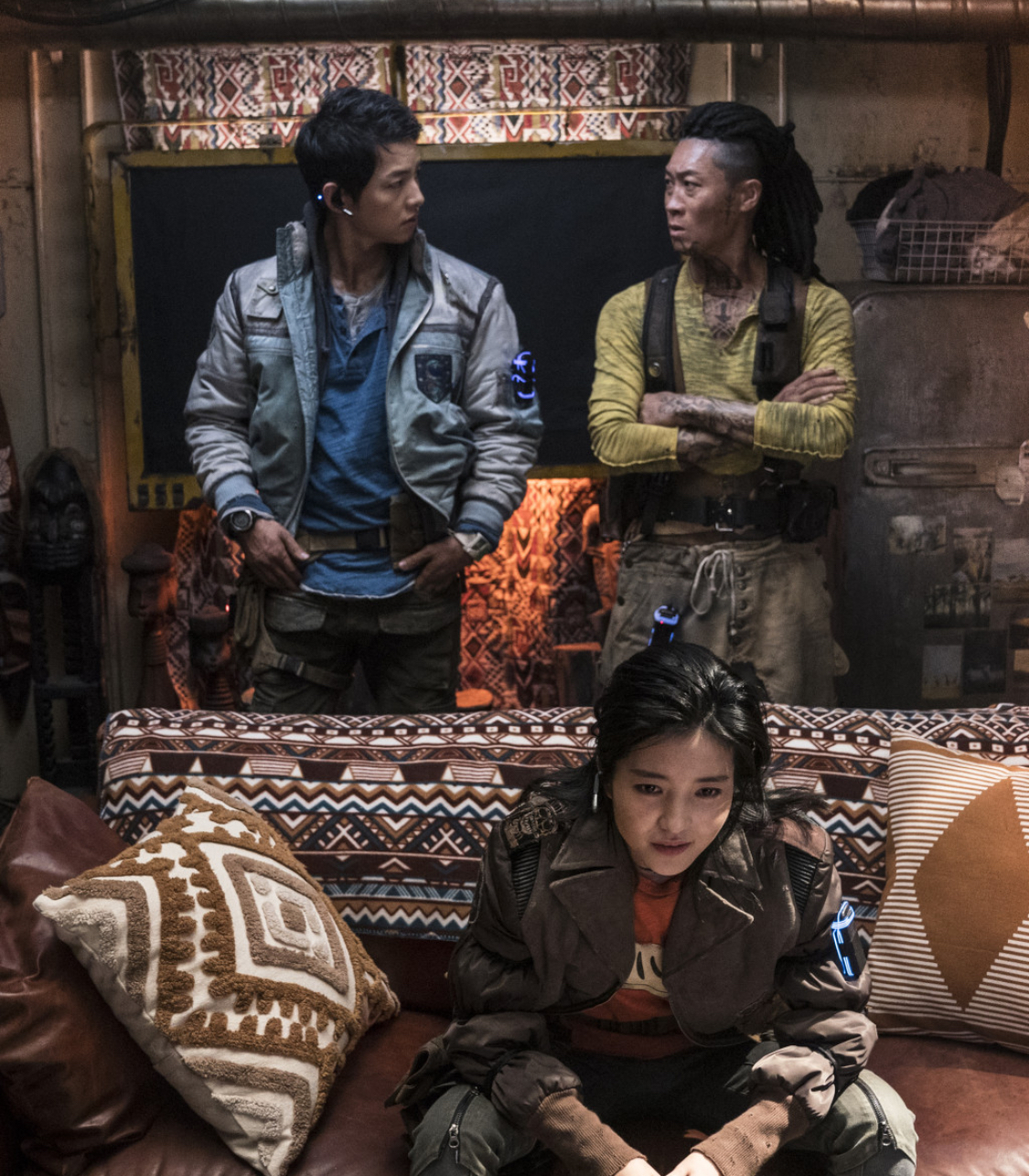 회의중인 승리호 팀원들