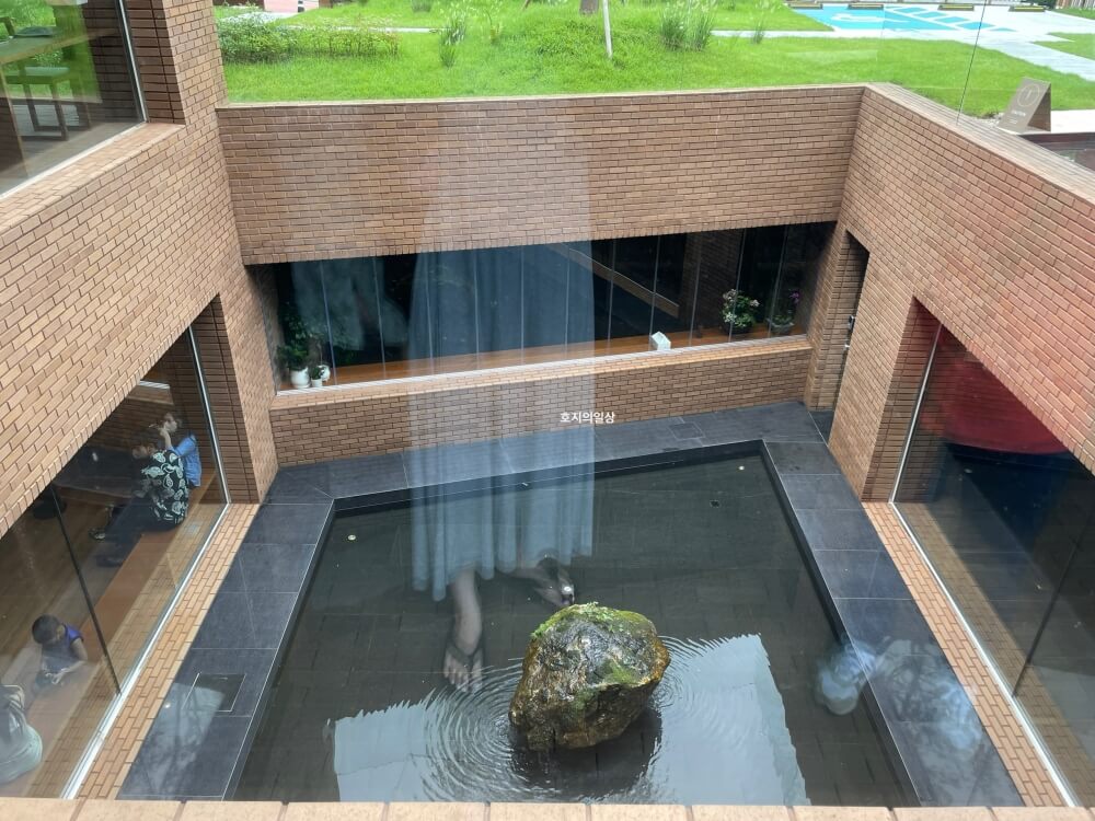 용인 수지 카페 타임투비 - 매장 2층에서 내려다본 모습