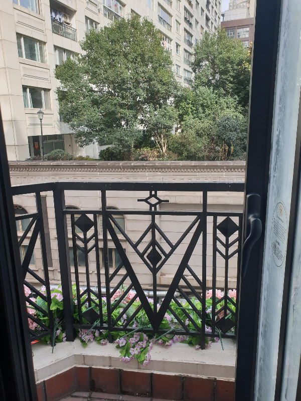 거실 및 욕실에서 발코니를 나갈 수 있다.