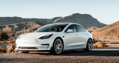 흰색 테슬라 자동차