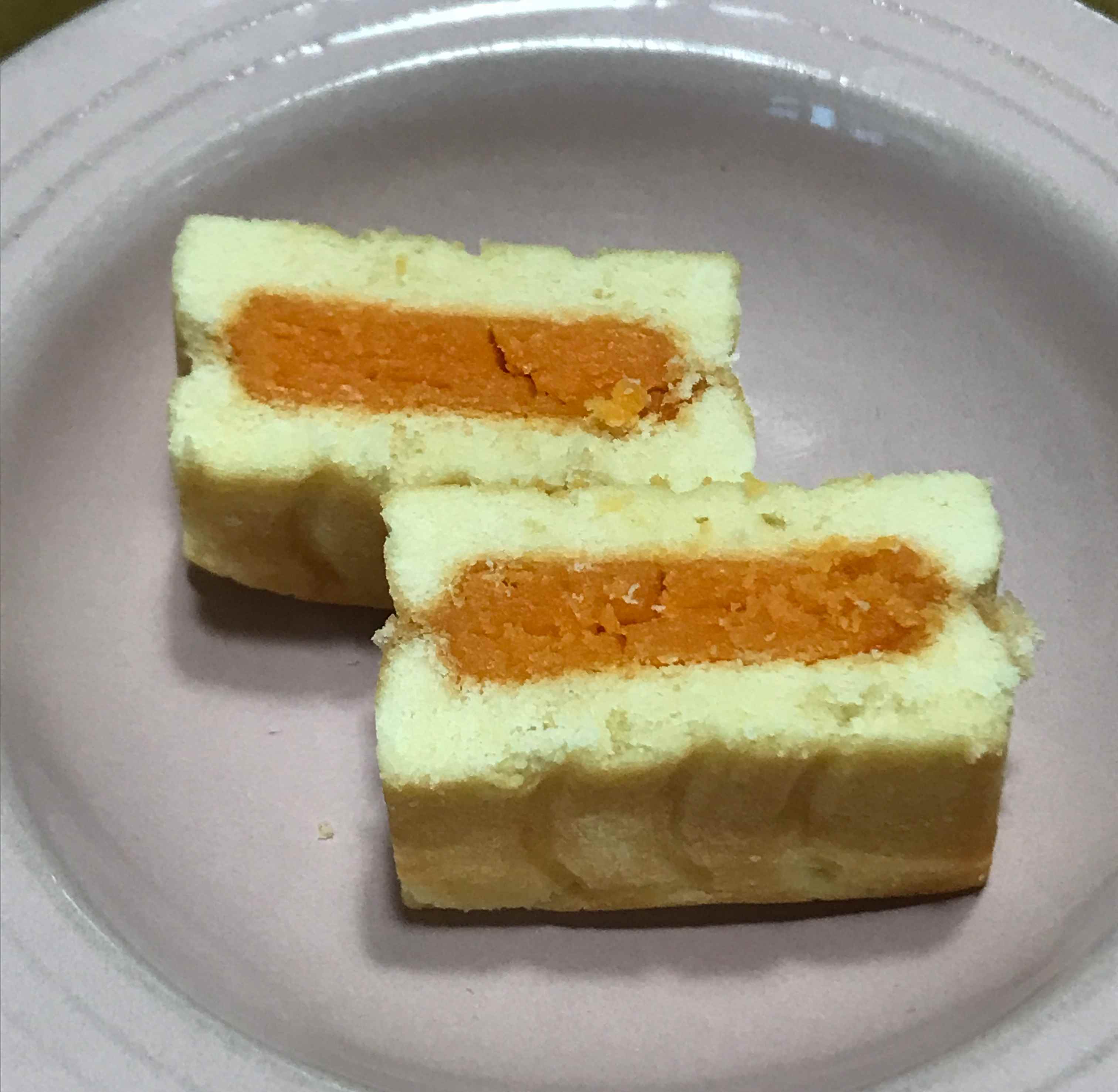 치즈샌드를 반으로 잘라서 필링이 보이는 모습