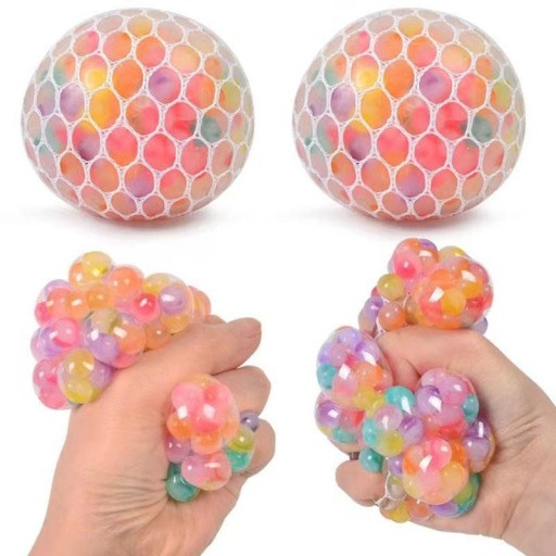 스퀴시볼을 손에 쥐는 모습