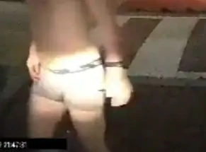 팬티만 입은 자동차 도둑