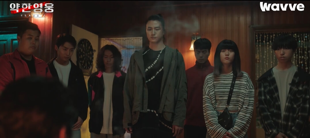 약한영웅-사람들서있는장면