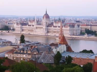 헝가리 부타페스트의 강 건너 보이는 국회의사당 건물