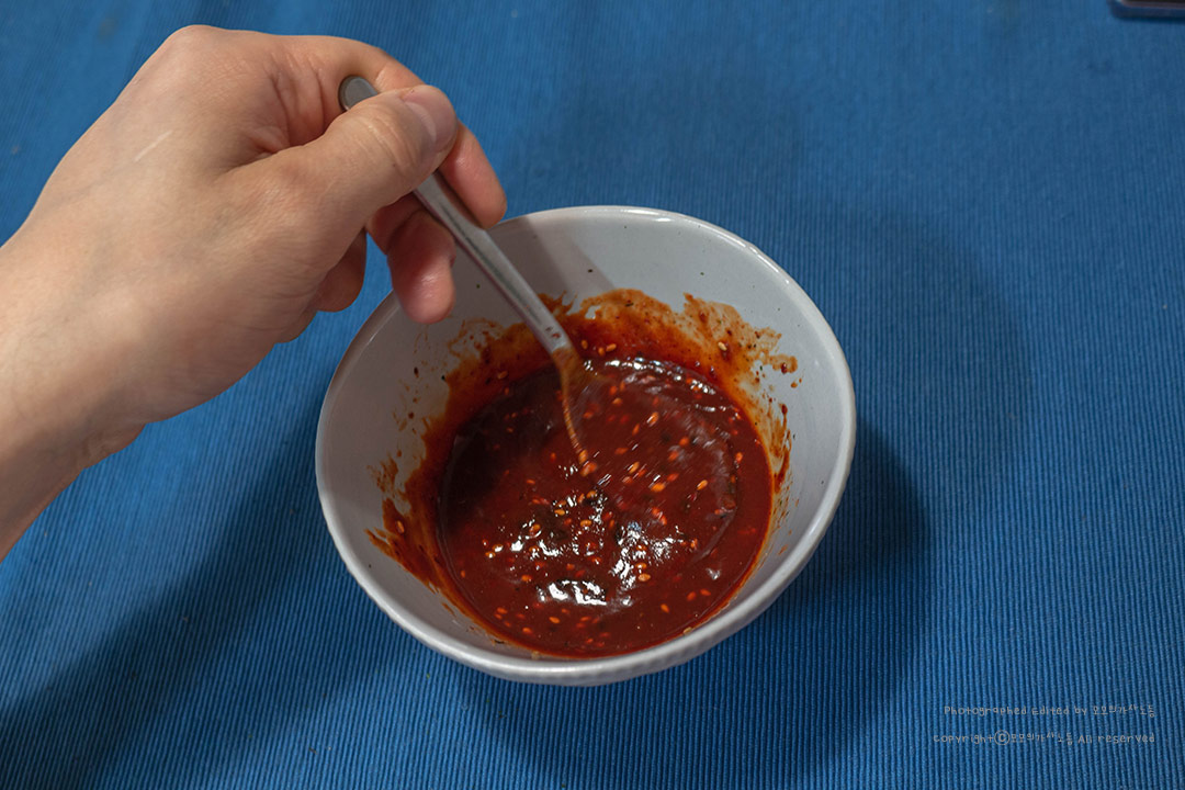 비빔국수 양념장 섞기