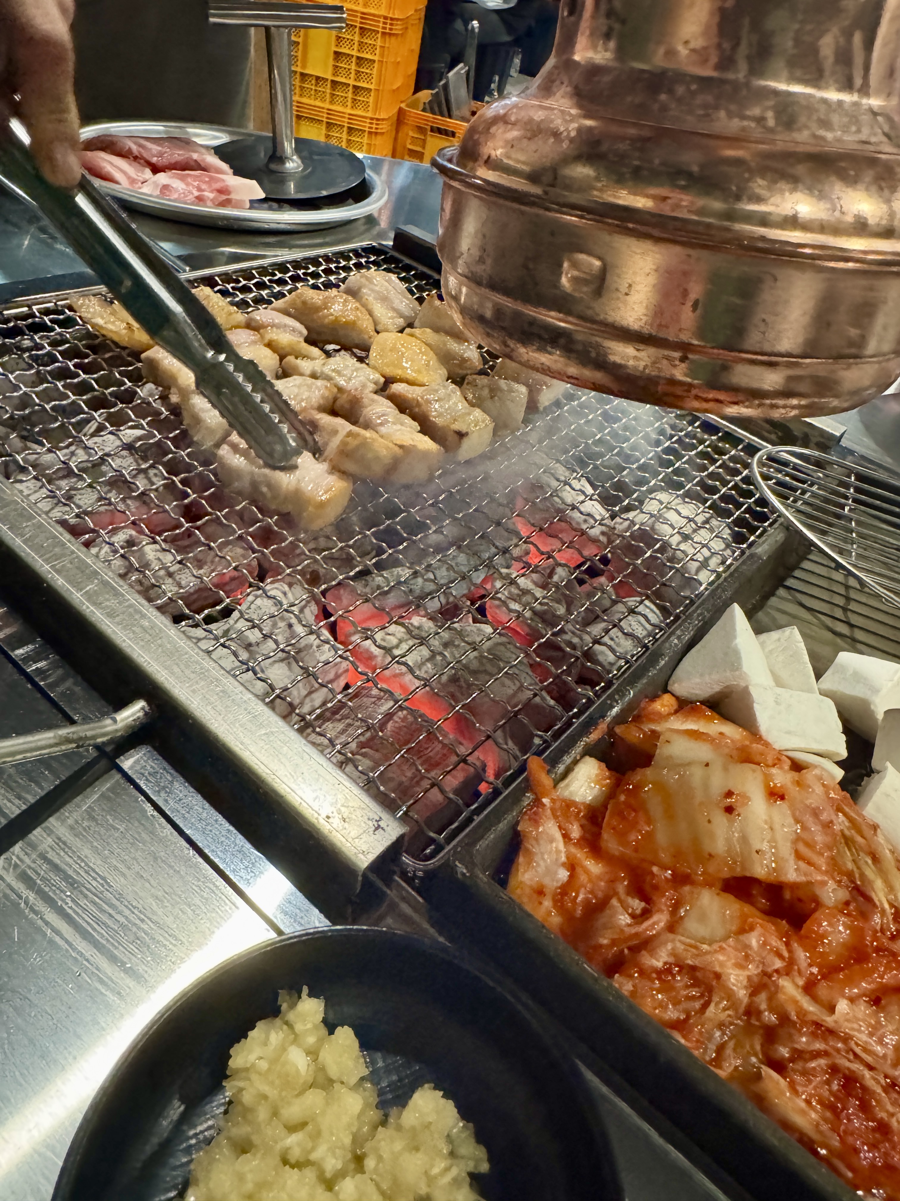 1703 참한집 직원이 구워준 노릇노릇한 삼겹살과 항정살, 숯불 위에서 완성된 고기 비주얼