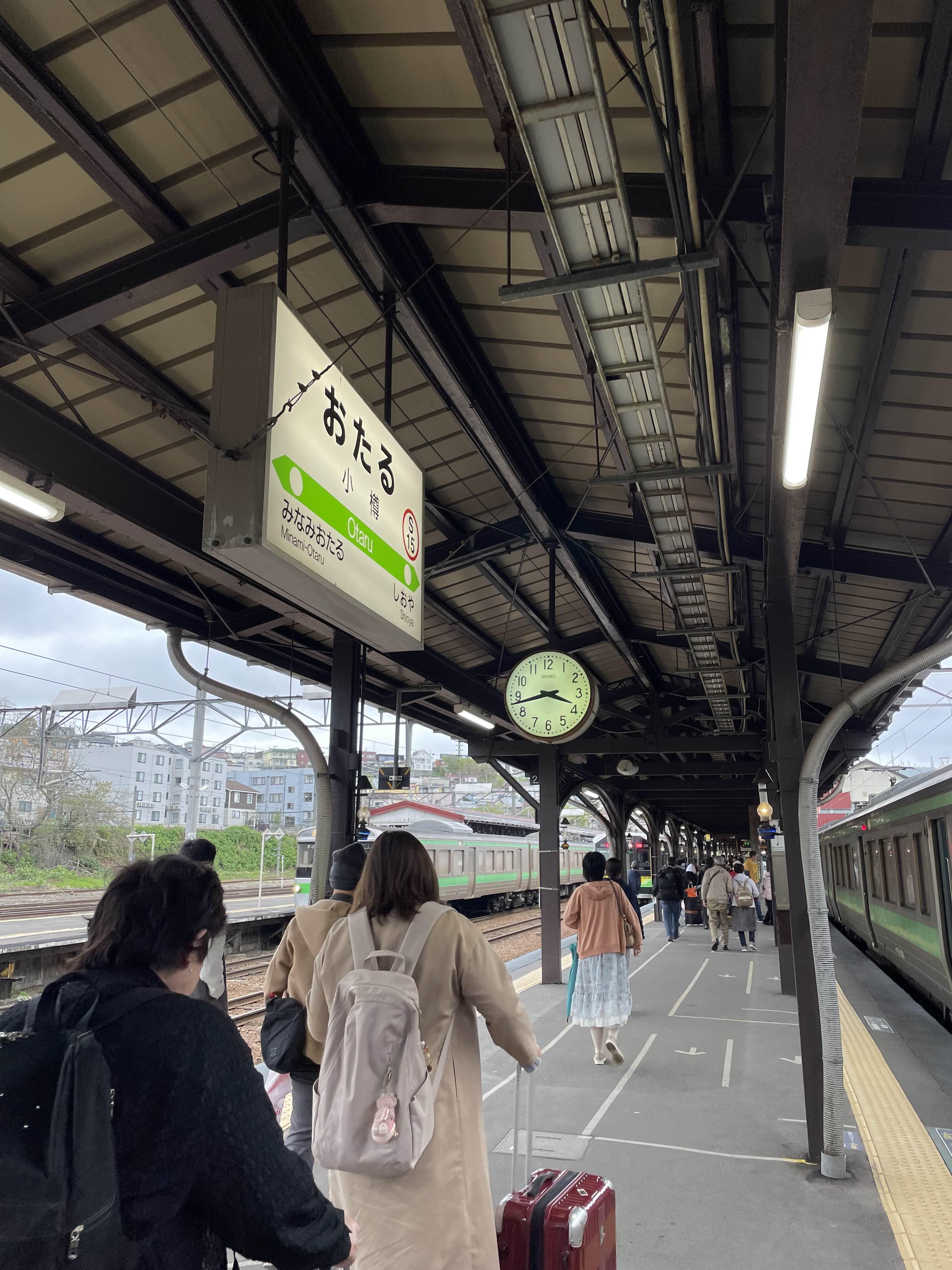 오타루역에서 사람들이 걸어가는 모습